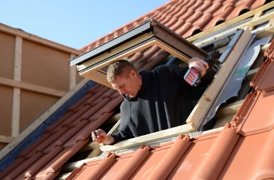 Pose de fenêtres de toit Velux à Saint-Julien-les-Rosiers